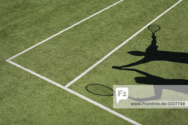 Schatten von Tennisspielern  die zur Feier des Tages ihre Hände heben.