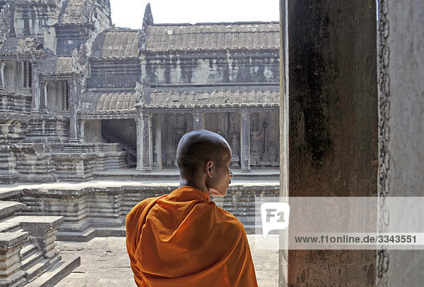 Buddhistischer Mönch im Tempel  Angkor  Kambodscha  Rückansicht