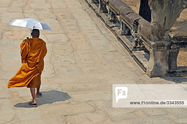 Buddhistischer Mönch mit Sonnenschirm  Angkor  Kambodscha  Rückansicht