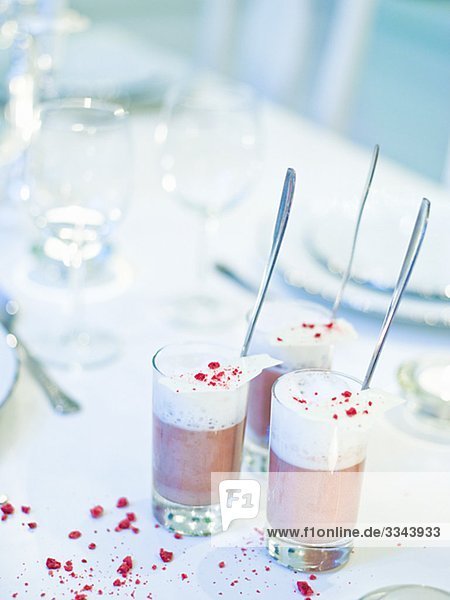 Dessert in Gläser auf einem weißen Tisch,  Schweden.