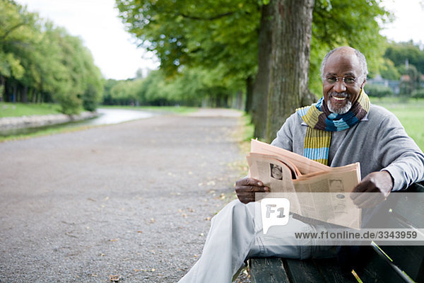 älterer Mann auf einer Bank  Schweden.
