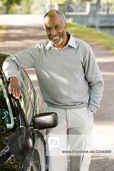 älterer Mann von einem schwarzen Auto  Schweden.