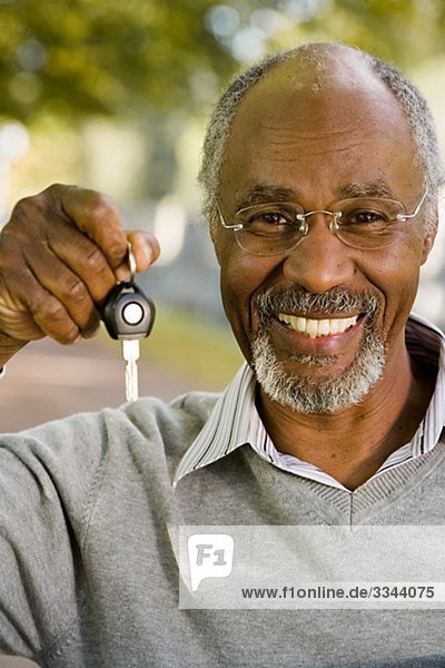 älterer Mann  hält ein Autoschlüssel  Schweden.