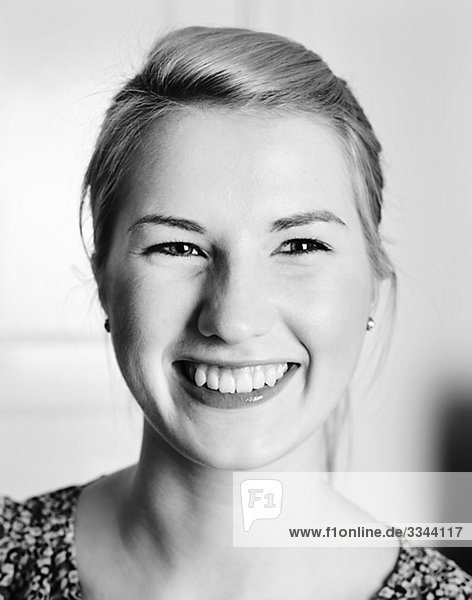 Portrait einer lächelnden jungen Frau  Schweden.