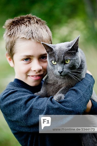Junge mit seine Katze  Schweden.