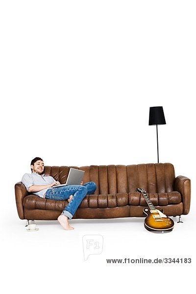 benutzen Mann Notebook jung Couch