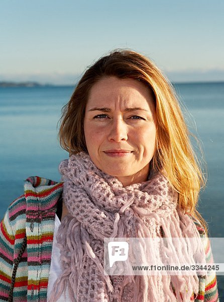 Portrait einer Frau am Meer  Schweden.