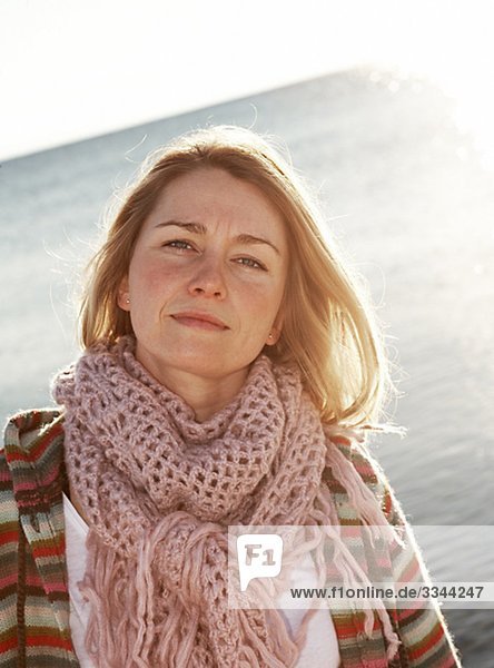 Portrait einer Frau am Meer  Schweden.