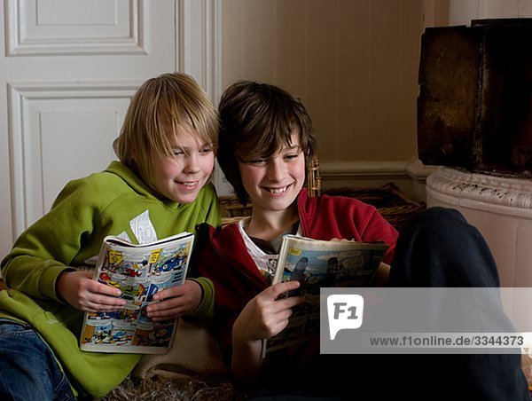 Zwei jungen verbringen Zeit in einem Wohnzimmer  Schweden.