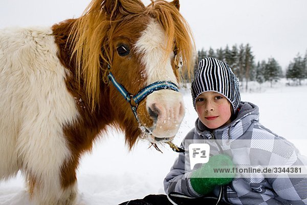 Junge mit einem Pferd  Schweden.
