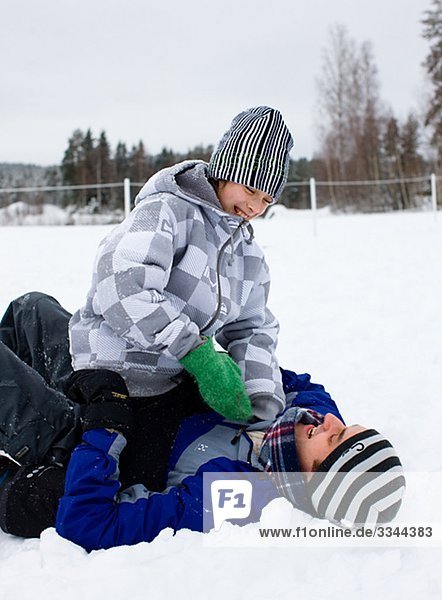 Vater und Sohn spielen im Schnee  Schweden.