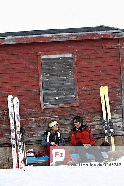 Lächelnd Skifahrer haben eine Pause  Lappland  Schweden.