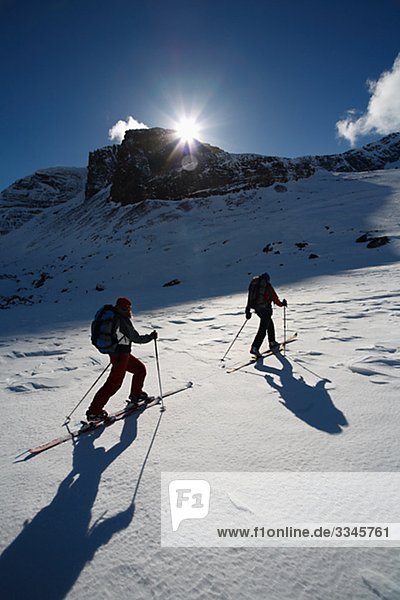 Zwei Skifahrer,  Abisko,  Lappland,  Schweden.