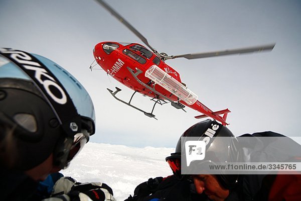 Helikopter-Suchmaschinenliste  Skifahrer hockend down  Lappland  Schweden.