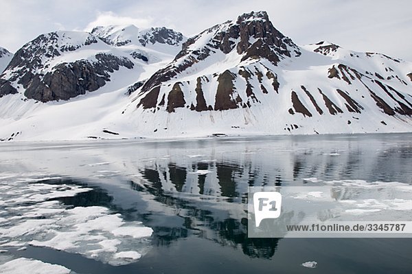 Fjeld reflektieren auf der Oberfläche des Wassers  Spitzbergen  Spitzbergen  Norwegen.