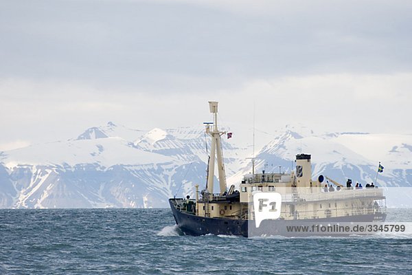Ein Schiff  Spitzbergen  Spitzbergen  Norwegen.
