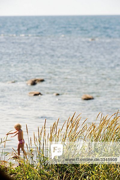 Ein Mädchen am Meer  Schweden.