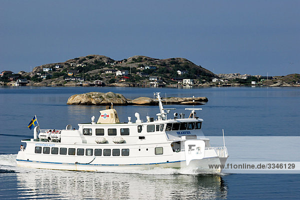 Ein Passagier-Steamer übergeben eine Insel  Schweden.