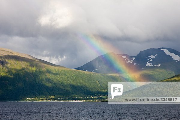 Regenbogen und Fjord in Norwegen.