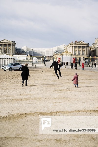 Menschen aus zu Fuß in Paris  Frankreich.