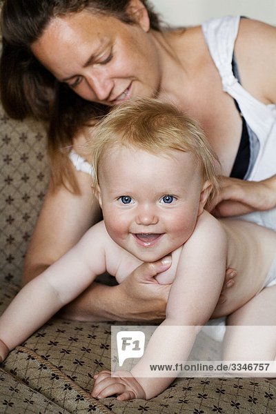 Frau mit einem Baby  Schweden.