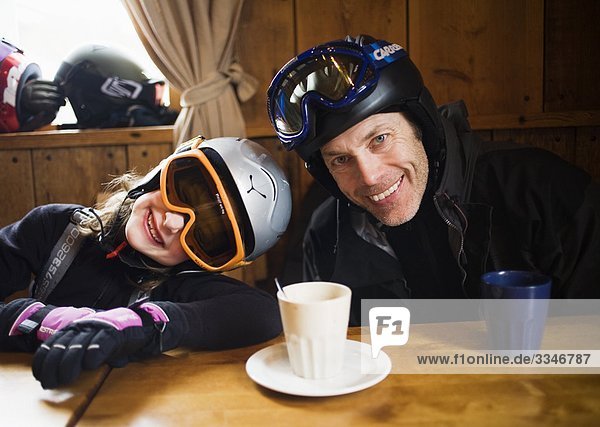 Vater und Tochter auf Skiurlaub  Schweden.