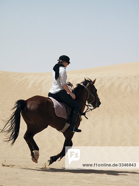 Frau Reiten in der Wüste  Tunesien.
