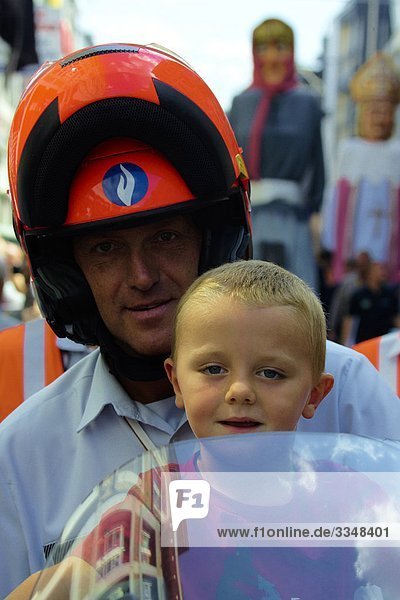 Belgien  Liege City  in Outremeuse  Roture  Parade während der Festtag des 15. August  Vater und Sohn auf dem Motorrad