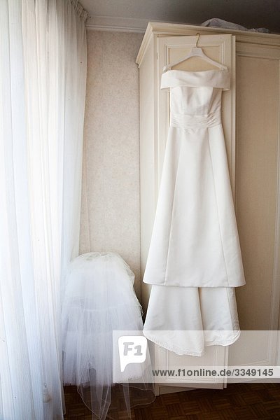 Hochzeitskleid auf hanger
