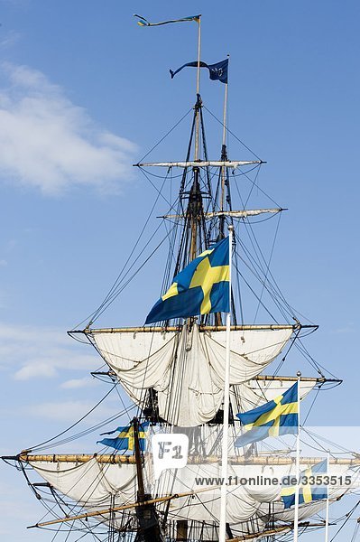 Ein Segelschiff mit schwedischen Flags  Schweden.