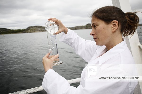 Eine Frau testen das Wasser  Bohuslan  Schweden.
