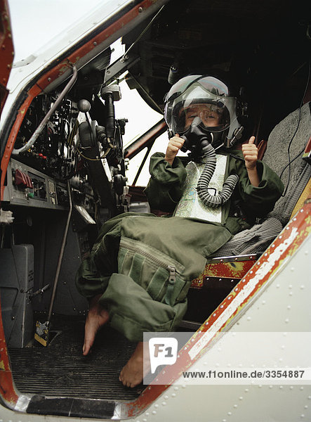 Kind im pilot ¥ s Outfit sitzen in einem Cockpit  Schweden.