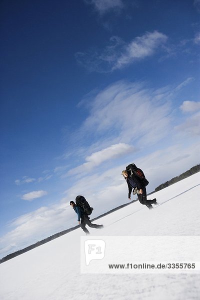 Zwei Menschen auf eine Bergtour  Schweden.