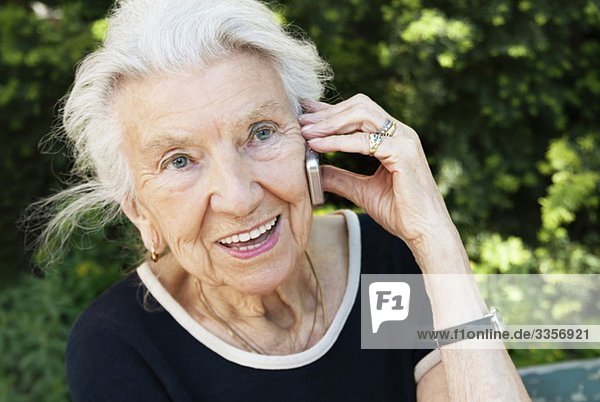 Ältere Frau beim Telefonieren