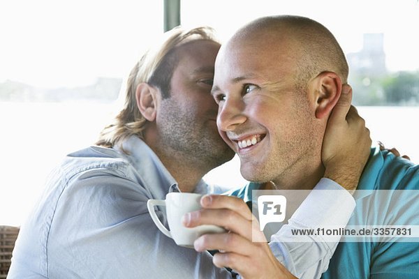 Zwei schwule Männer in einem Kaffeehaus