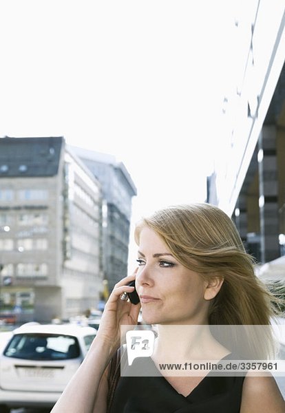 Geschäftsfrau beim Telefonieren im Freien
