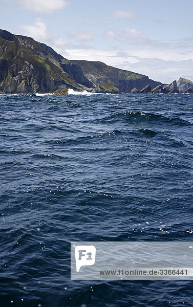 Meer mit Felsenküste im Hintergrund  Donegal  Irland