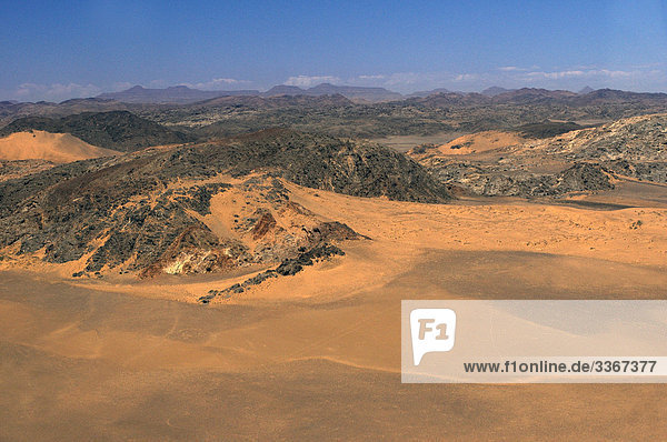 Luftaufnahme  in der Nähe von Serra Cafema Camp  Wilderness Safaris  Kaokoland  Region Kunene  Namibia  Afrika  Sand  Wüste  Landschaft  Landschaften  unfruchtbar  öde  trocken  Trockenlandschaft  Gebirge  rocky  Felsen