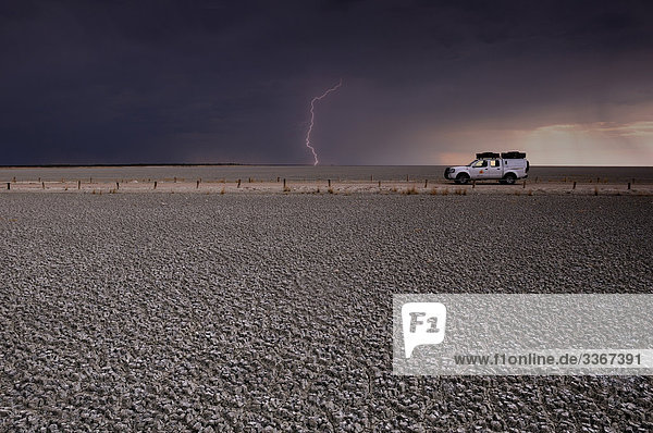 Etosha Pfanne Etosha National Park Kunene Region Namibia Afrika Blitz Gewitter Landschaft scenic Landschaft öde öde Wüste trocken Trockenlandschaft Fahrzeug Auto Off-Road Abenteuer Reise Ausflug Etosha Pfanne, Etosha National Park, Kunene Region, Namibia, Afrika, Blitz, Gewitter, Landschaft, scenic, Landschaft, öde, öde, Wüste, trocken, Trockenlandschaft, Fahrzeug, Auto, Off-Road, Abenteuer, Reise, Ausflug