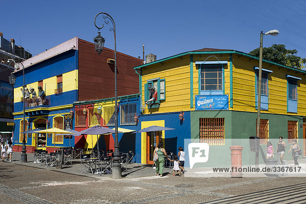 Buenos Aires Hauptstadt Farbaufnahme Farbe Gebäude Großstadt Balkon bunt Figur Dekoration streichen streicht streichend anstreichen anstreichend Puppe Argentinien