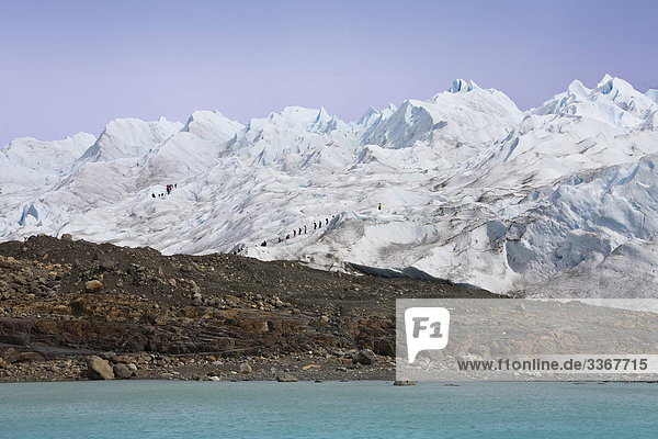 Argentinien Südamerika Amerika März 2009 Patagonien Perito-Moreno-Gletscher Eis UNESCO Weltkulturerbe Landschaft Landschaft Natur Berge Ausflug Menschen Touristen Klettern Klettern Abenteuer Zeile