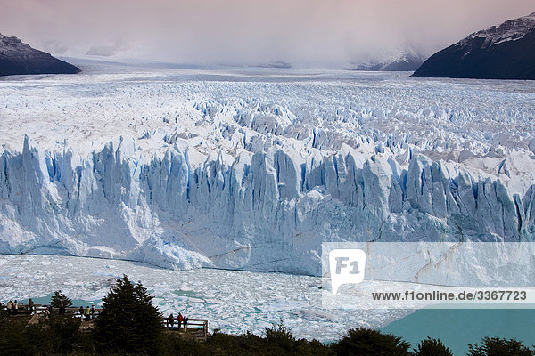 Argentinien  Südamerika  Amerika  Eis März 2009  Patagonien  Lago Argentino  See Perito Moreno  Perito-Moreno-Gletscher  UNESCO Weltkulturerbe  Menschen  Touristen