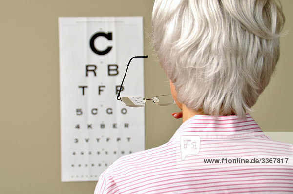 Sehschärfe  Brille  Arzt  Sick  alte  Medizin  Frau  reif  Senior  Test  Auge  Augen