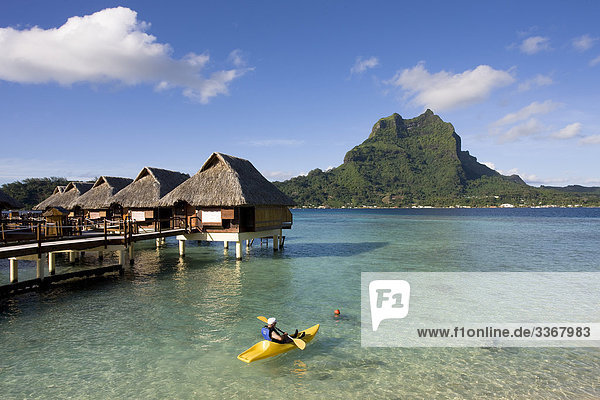 Tahiti  Gesellschaftsinseln  Bora Bora Island  Hütten und Mount Otemanu
