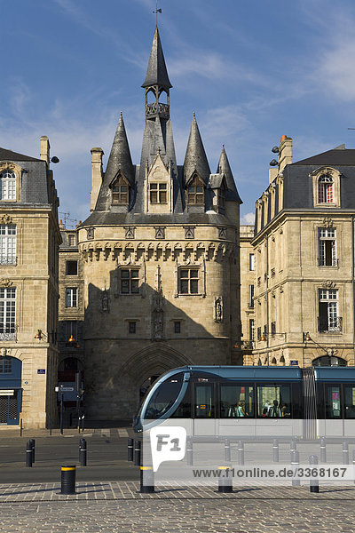 Porte Calihau und moderne Straßenbahn  Bordeaux  Département Gironde