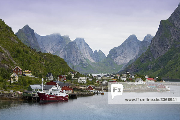 Landschaftlich schön landschaftlich reizvoll Wasser Berg Urlaub Wohnhaus Gebäude Reise Boot Natur Norwegen Insel Lofoten Skandinavien Tourismus