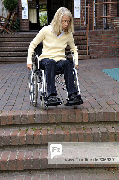 Frau  Frau  alte  Boss  senior Citizen  Rollstuhl  zu Fuß Hindernis  Hindernis  verletzt  Handicap  behindert  cross-schwierig  Treppe  unterstützen nur geeignet für Behinderte  Hindernis  Pflege  Wartung  Behinderte  Verkehr