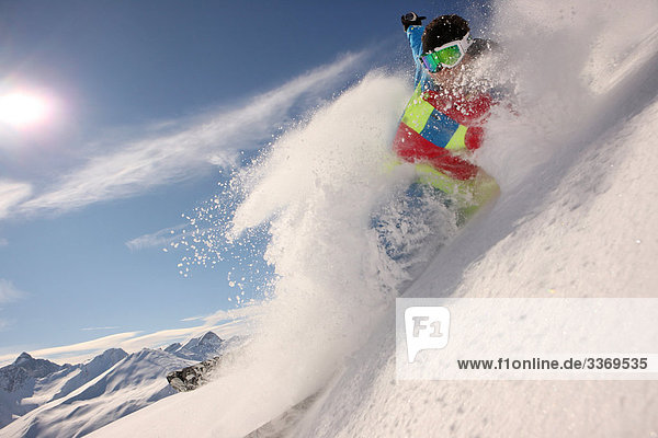 Berg Winter Snowboard Snowboarding Geschwindigkeit Mensch Kanton Graubünden Tiefschnee Schnee Sonne Schweiz Wintersport