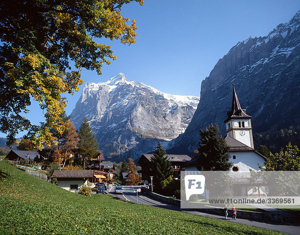 Landschaftlich schön landschaftlich reizvoll Baum Kirche Dorf Herbst Kanton Bern Grindelwald Platz Schweiz
