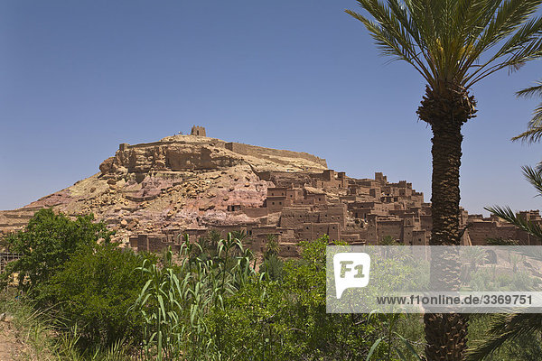 Nordafrika Berg Mensch Menschen Gebäude Großstadt Querformat befestigen UNESCO-Welterbe Afrika Ait Benhaddou Kasbah Ksar Marokko Schlamm Ouarzazate